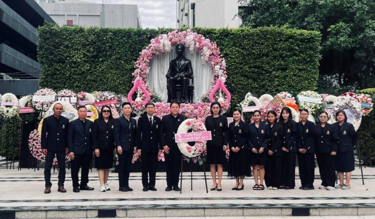 พิธีถวายพวงมาลาสักการะ รัชกาลที่ 8